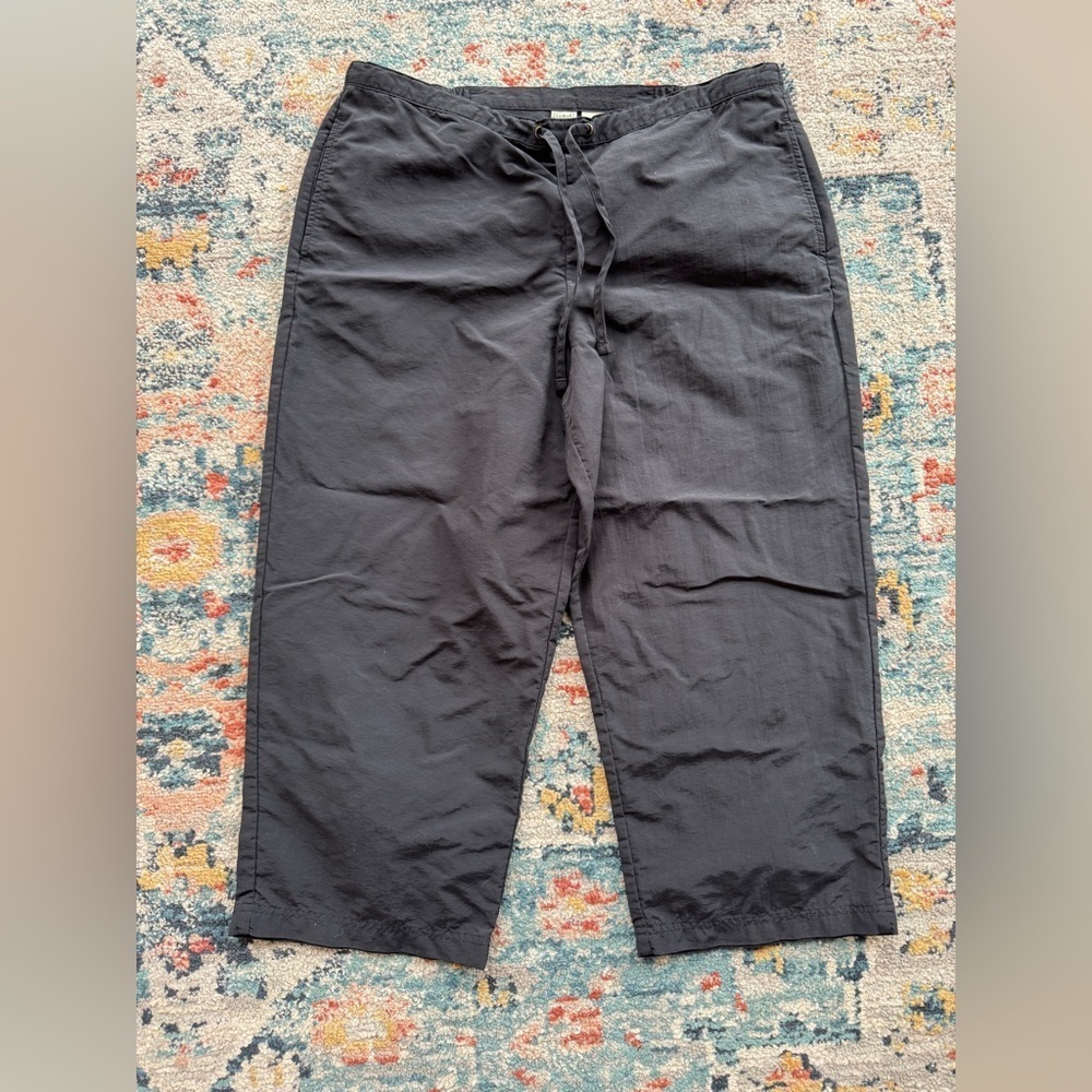 L.L.Bean Women’s Nylon Cropped Hiking Pants NWOT
Size Medium